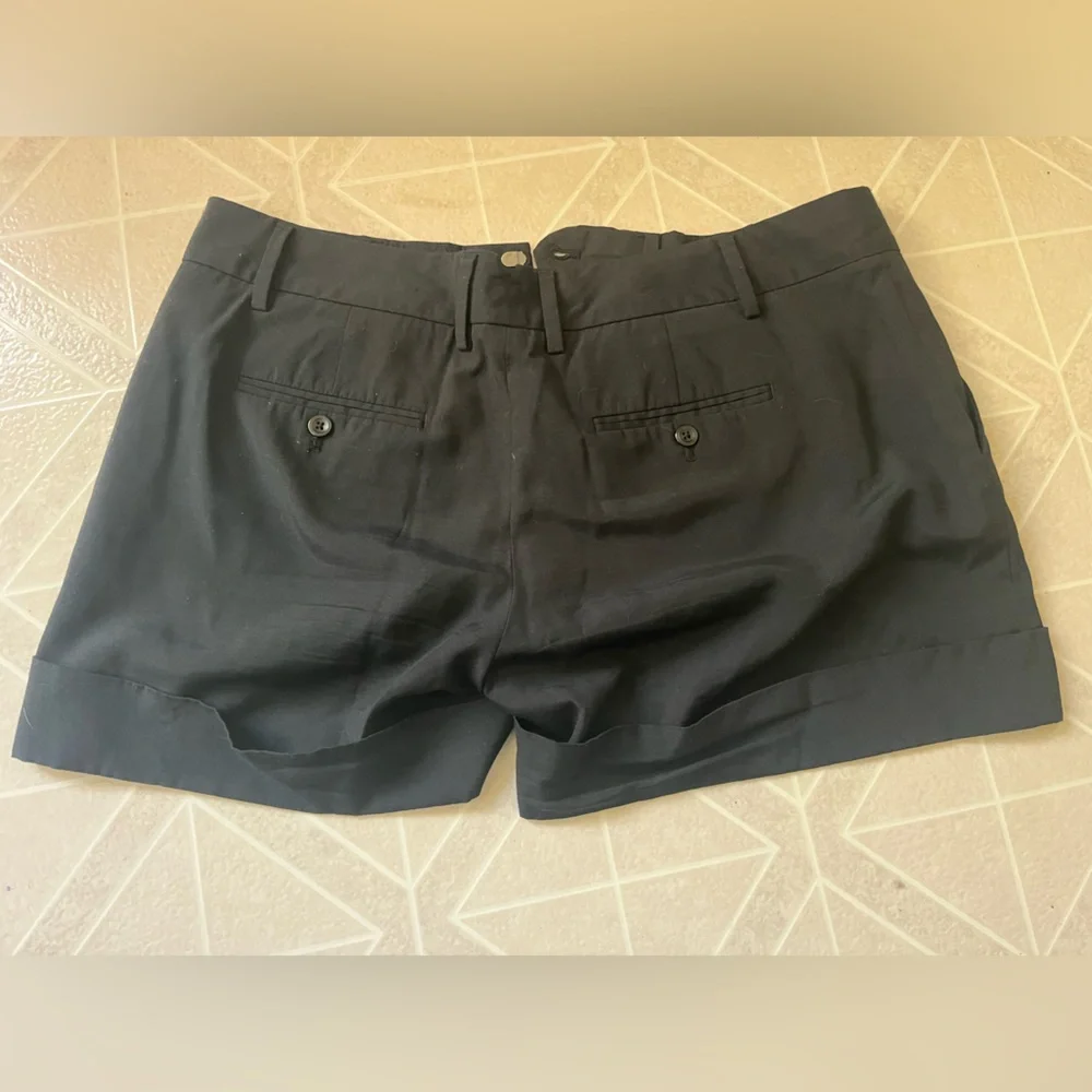 Women’s black Gap shorts, Size 6 with 4 inch inseam - Picture 3 of 5